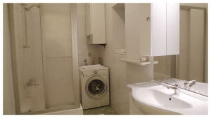 Apartment Magdalenenstraße - Ferienwohnung Badezimmer mit Badewanne und Duschvorrichtung, WC und Waschmaschine